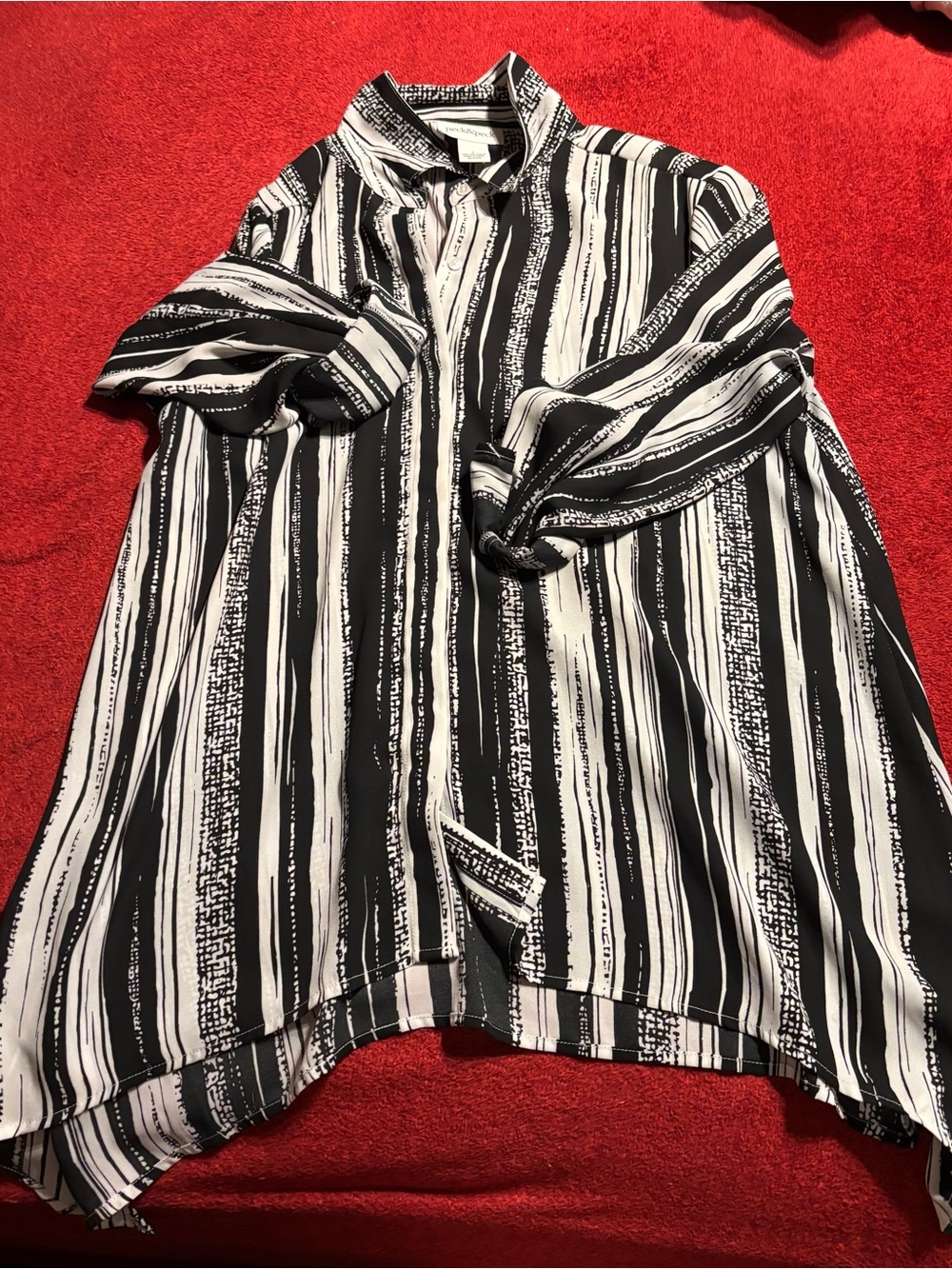 Peck & Peck Women’s Black & White Striped Button-Up blouse . Size large
